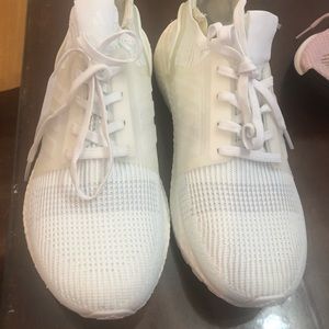 8 1/2 adidas boost sneakers minimal wear